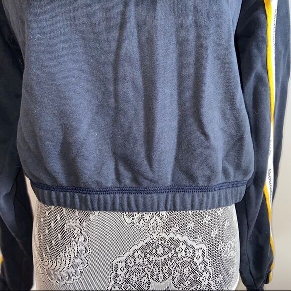 Abercrombie and Fitch cropped long sleeve sweatshirt - Picture 3 of 9